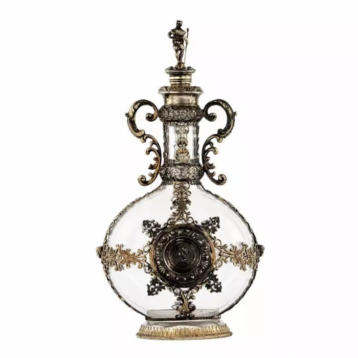 Gracieuse carafe en verre en argent ajoure d`epoque Neo-Renaissance. Allemagne. 19ème siècle. 