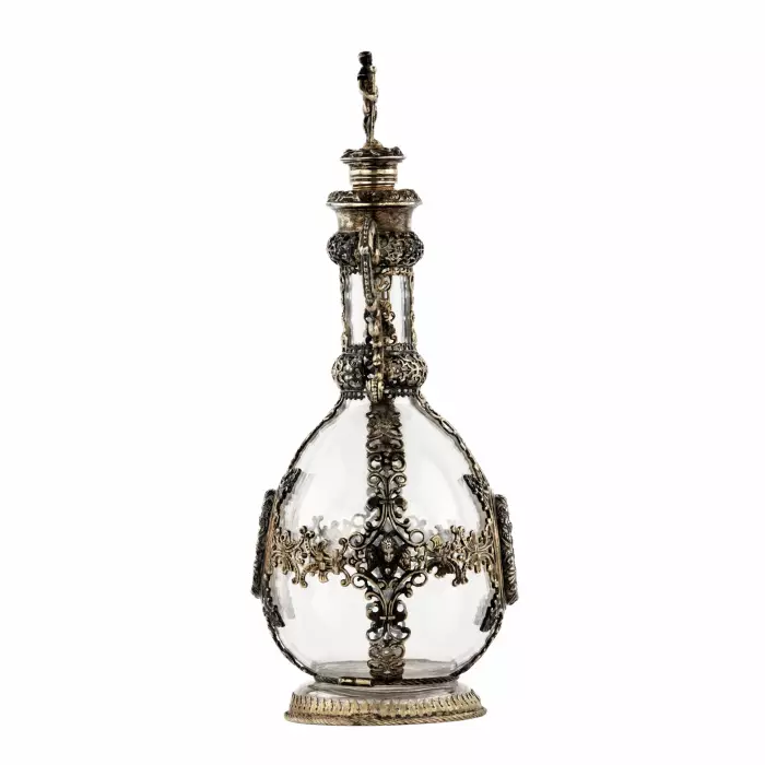 Gracieuse carafe en verre en argent ajoure d`epoque Neo-Renaissance. Allemagne. 19ème siècle. 