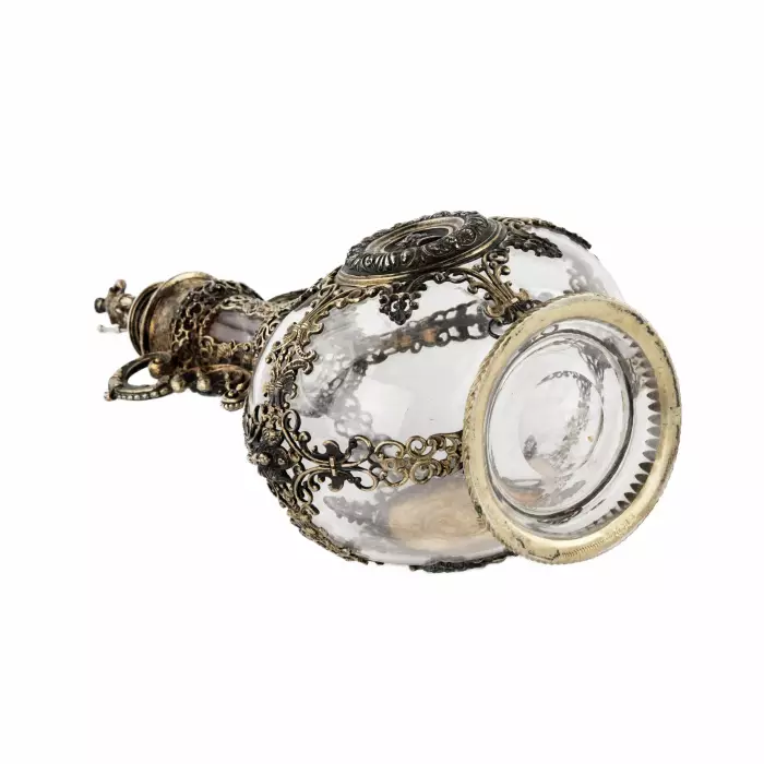 Gracieuse carafe en verre en argent ajoure d`epoque Neo-Renaissance. Allemagne. 19ème siècle. 
