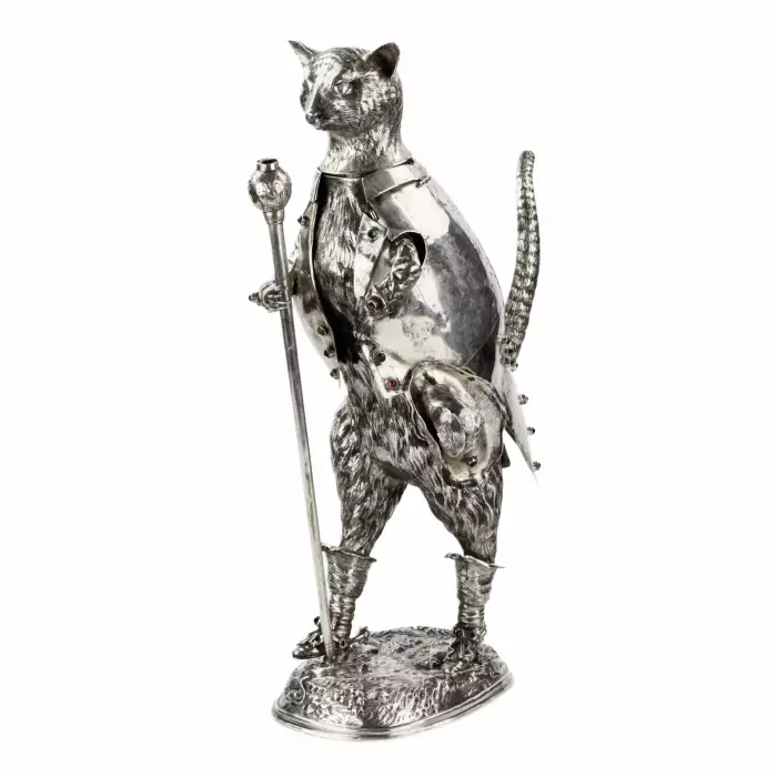LE CHAT BOTTE. FIGURE EN ARGENT À TÊTE MOBILE, GÜNTHER GRANGESSEL ALLEMAGNE, HANAU, 1883