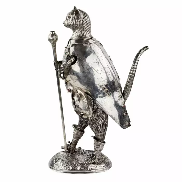 LE CHAT BOTTE. FIGURE EN ARGENT À TÊTE MOBILE, GÜNTHER GRANGESSEL ALLEMAGNE, HANAU, 1883