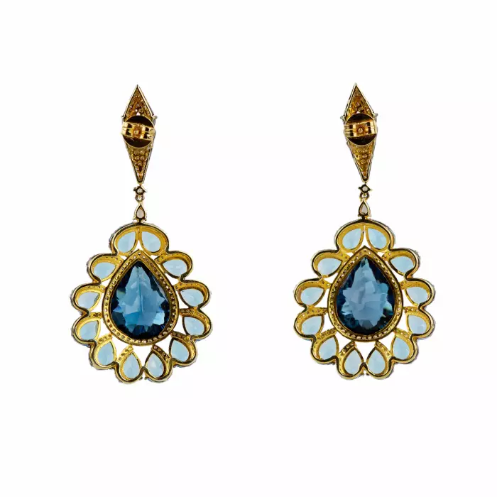 Boucles d`oreilles en argent avec topazes et diamants. 