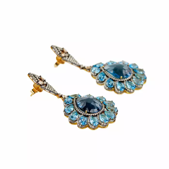 Boucles d`oreilles en argent avec topazes et diamants. 