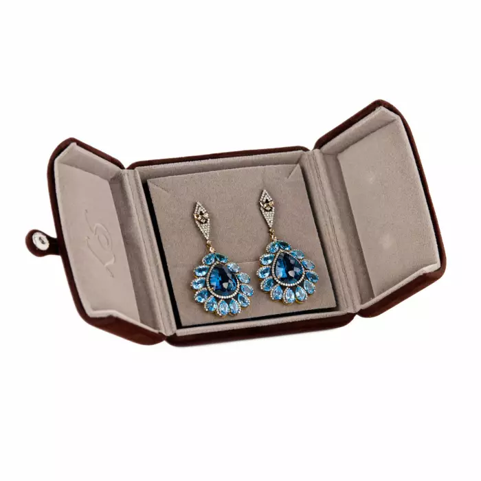 Boucles d`oreilles en argent avec topazes et diamants. 