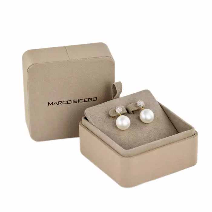 Marco Bicego. Boucles d`oreilles en or finement travaillees avec perles et diamants. 