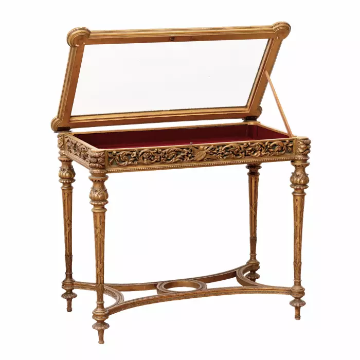 Table-vitrine sculptee en bois dore, dans l`esprit Napoleon III, fin XIXe siècle. 