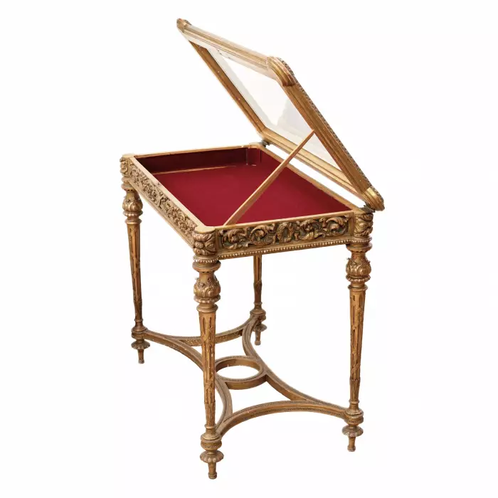 Table-vitrine sculptee en bois dore, dans l`esprit Napoleon III, fin XIXe siècle. 