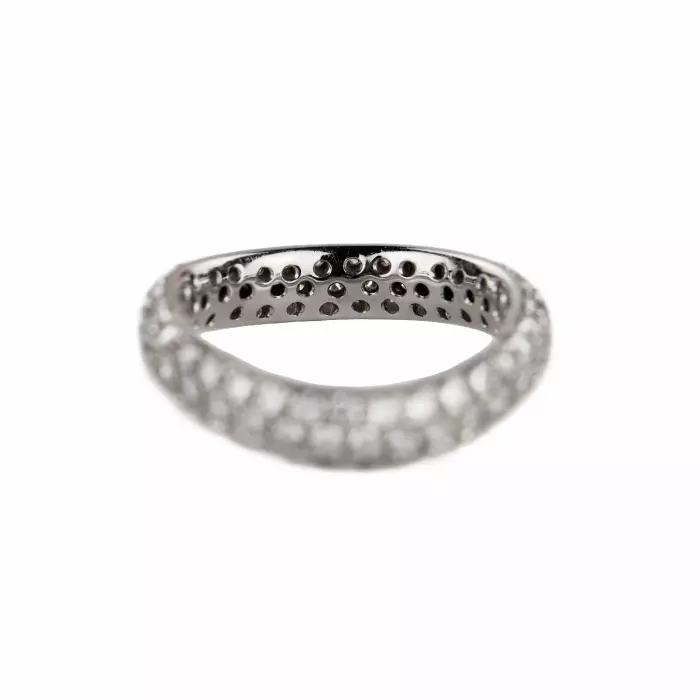 Bague Pomellato en or blanc 18 carats sertie de diamants Narrow Wave Band. 