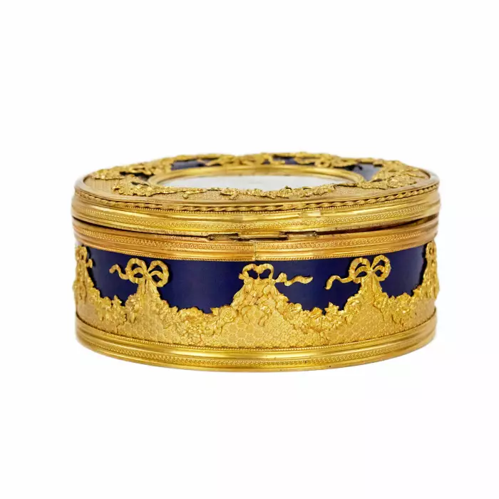 PORCELAIN LADY’S BOX WITH MINIATURE IN THE LOUIS XVI STYLE FRANCE, LATE 18TH – FIRST HALF OF THE 19TH CENTURY
