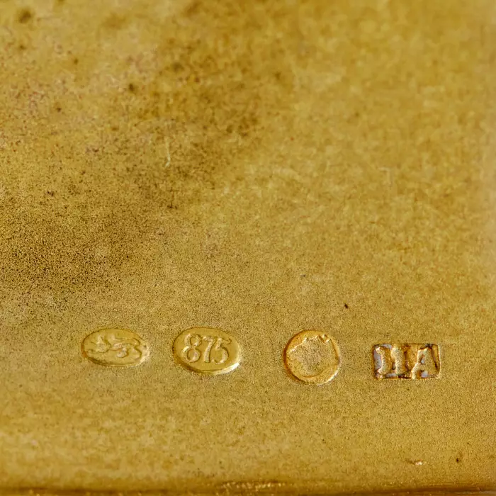 Boîte à poudre d`origine en argent à double feuillet. 