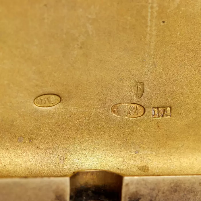 Boîte à poudre d`origine en argent à double feuillet. 