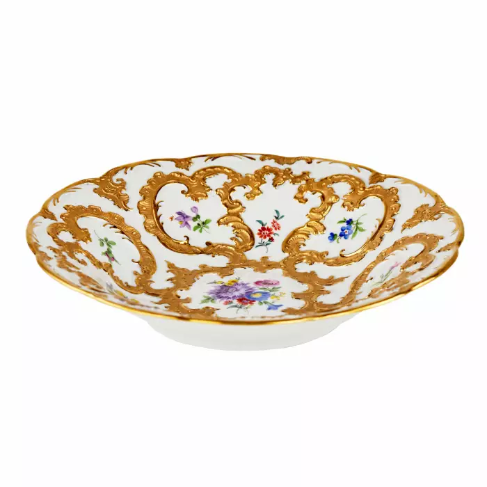 Un elegant plat en porcelaine de Meissen. 