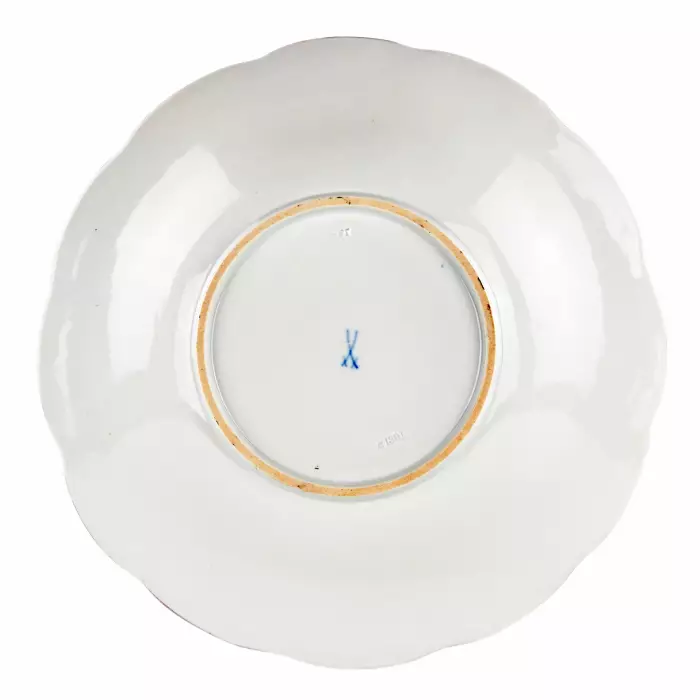 Un elegant plat en porcelaine de Meissen. 