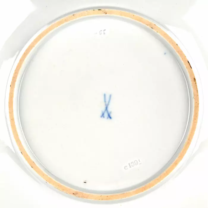 Un elegant plat en porcelaine de Meissen. 