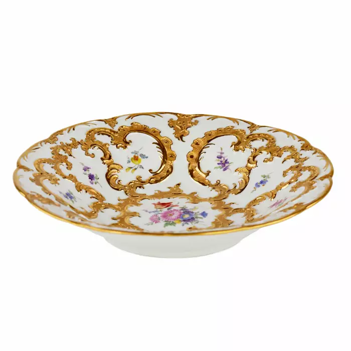Un elegant plat en porcelaine de Meissen. 