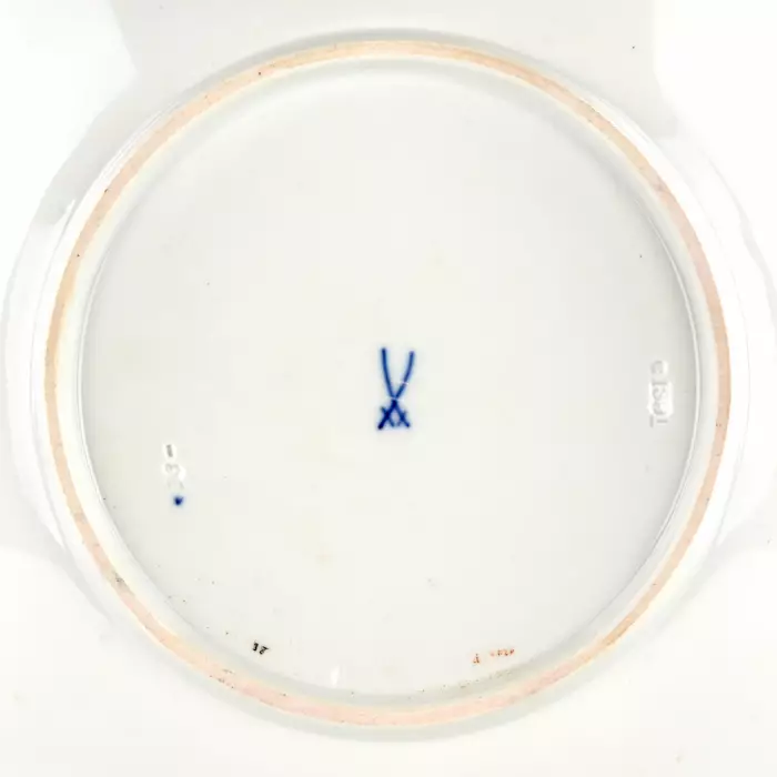 Un elegant plat en porcelaine de Meissen. 