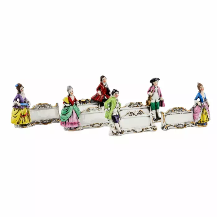 Six figurines en porcelaine pour cartes de place pour la table. Allemagne. 20ième siècle. 