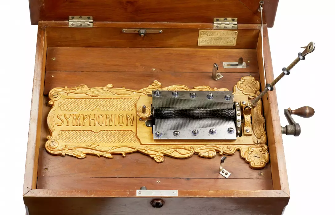 SYMPHONION DISC MUSIC BOX. LEIPZIG, GERMANY, LATE 19TH CENTURY