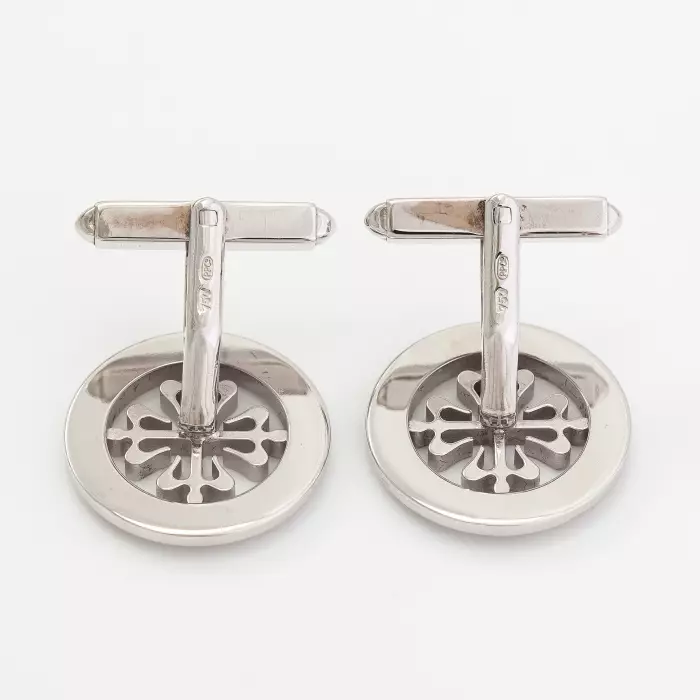 Patek Philippe. Paire de boutons de manchette Calatrava en or blanc 18 carats.