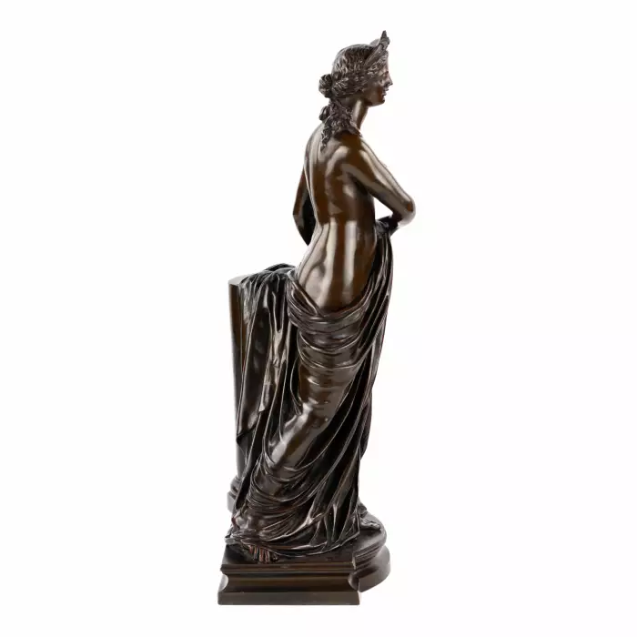 Figure en bronze de Junon avec un rouleau de lois et le sac d`Éole. 