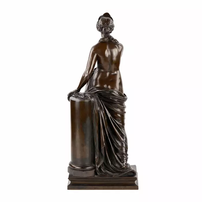 Figure en bronze de Junon avec un rouleau de lois et le sac d`Éole. 