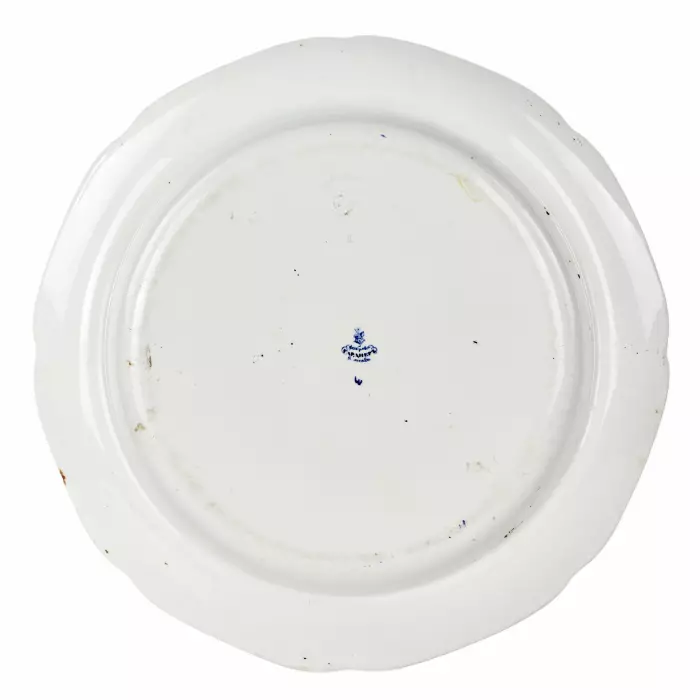 Grand plat en faïence de la manufacture Gardner, milieu du XIXe siècle. 