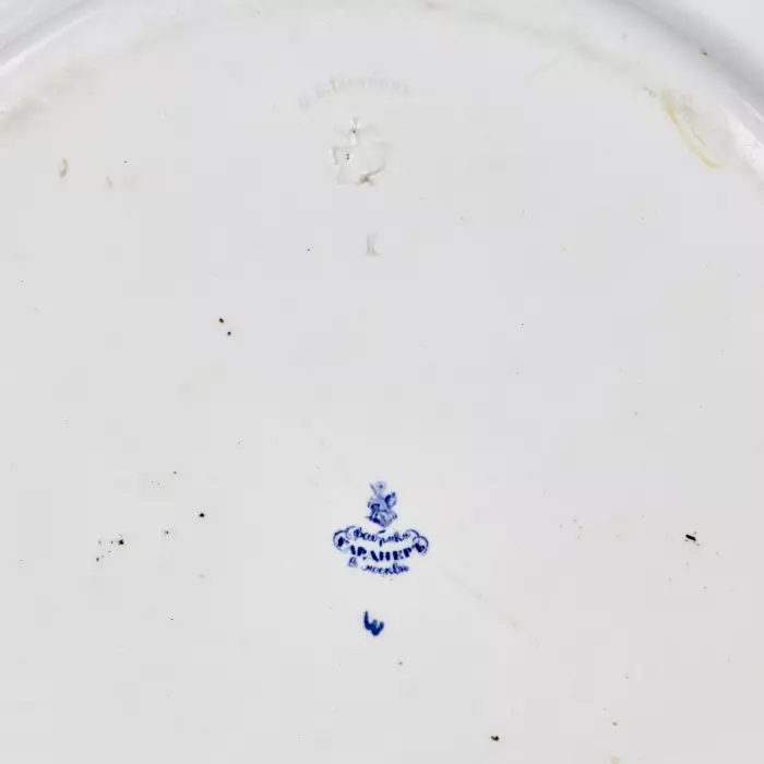 Grand plat en faïence de la manufacture Gardner, milieu du XIXe siècle. 