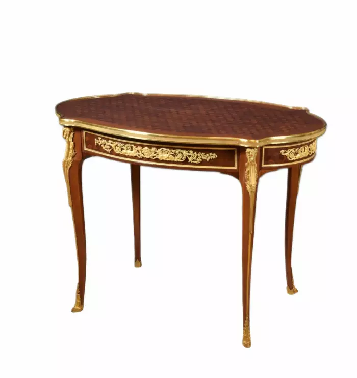 TABLE OVALE EN ACAJOU ET BRONZE DORÉ DE STYLE LOUIS XVI. D’APRÈS UN MODÈLE D’ADAM WEISWEILER. FRANCE, FIN DU XIXE SIÈCLE