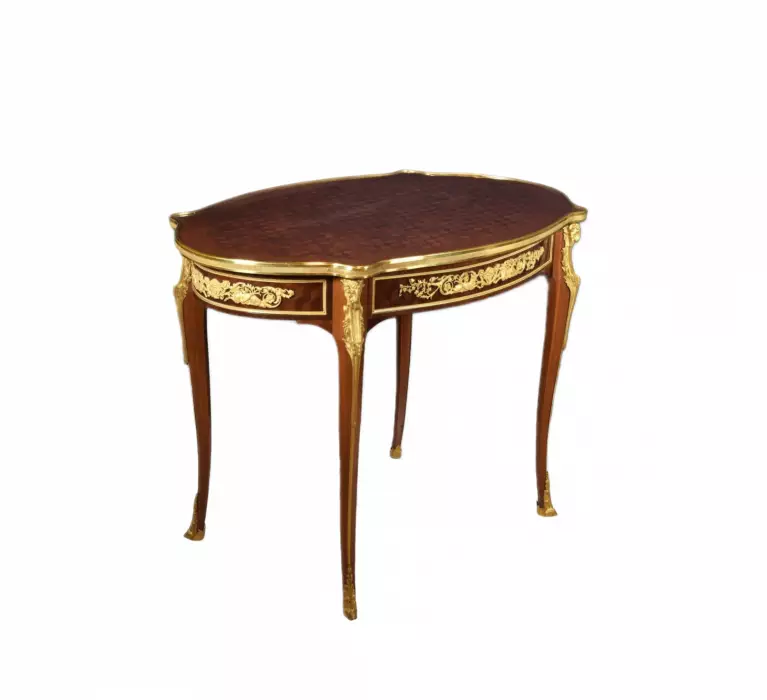TABLE OVALE EN ACAJOU ET BRONZE DORÉ DE STYLE LOUIS XVI. D’APRÈS UN MODÈLE D’ADAM WEISWEILER. FRANCE, FIN DU XIXE SIÈCLE