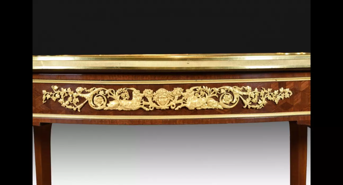 TABLE OVALE EN ACAJOU ET BRONZE DORÉ DE STYLE LOUIS XVI. D’APRÈS UN MODÈLE D’ADAM WEISWEILER. FRANCE, FIN DU XIXE SIÈCLE