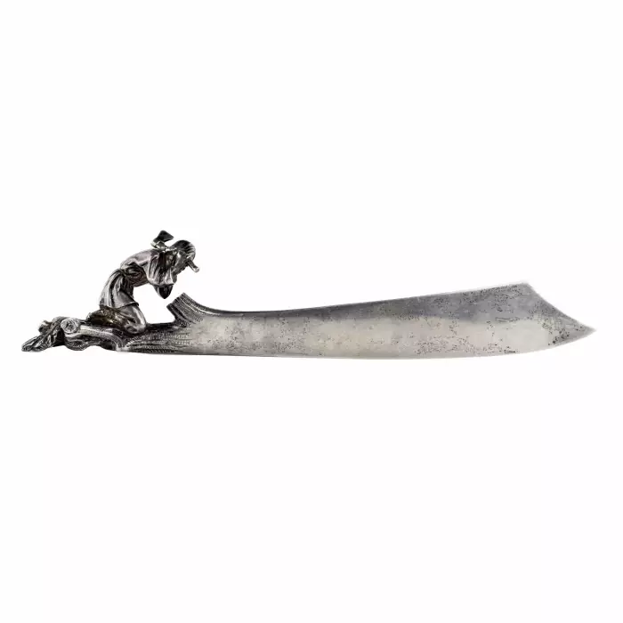 COUTEAU À LETTRES EN ARGENT AVEC FIGURE DE PAYSAN, MAISON KARL FABERGÉ, MOSCOU, ANNÉES 1880