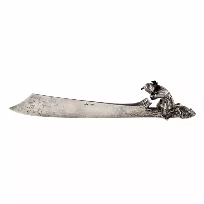 COUTEAU À LETTRES EN ARGENT AVEC FIGURE DE PAYSAN, MAISON KARL FABERGÉ, MOSCOU, ANNÉES 1880