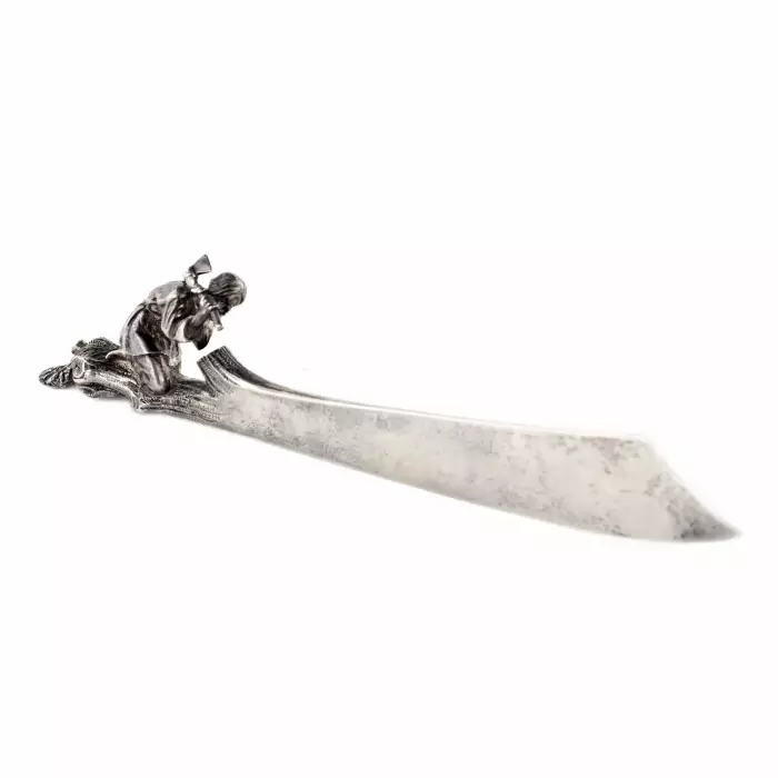 COUTEAU À LETTRES EN ARGENT AVEC FIGURE DE PAYSAN, MAISON KARL FABERGÉ, MOSCOU, ANNÉES 1880