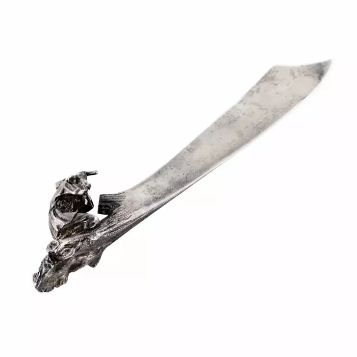 COUTEAU À LETTRES EN ARGENT AVEC FIGURE DE PAYSAN, MAISON KARL FABERGÉ, MOSCOU, ANNÉES 1880