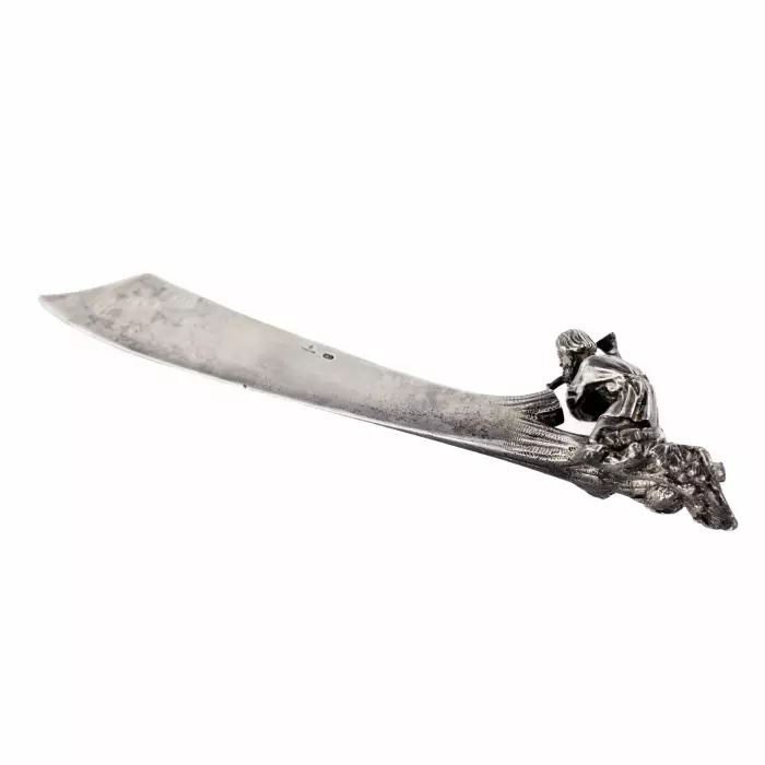 COUTEAU À LETTRES EN ARGENT AVEC FIGURE DE PAYSAN, MAISON KARL FABERGÉ, MOSCOU, ANNÉES 1880