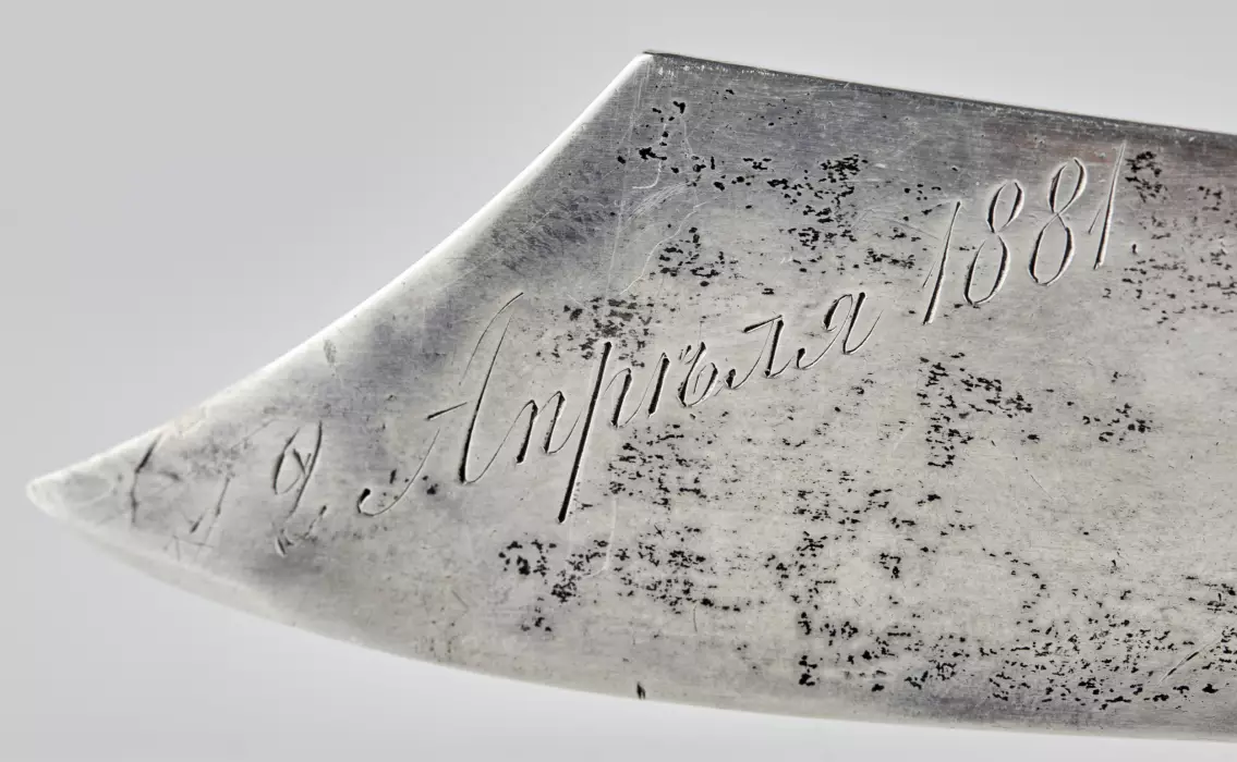 COUTEAU À LETTRES EN ARGENT AVEC FIGURE DE PAYSAN, MAISON KARL FABERGÉ, MOSCOU, ANNÉES 1880