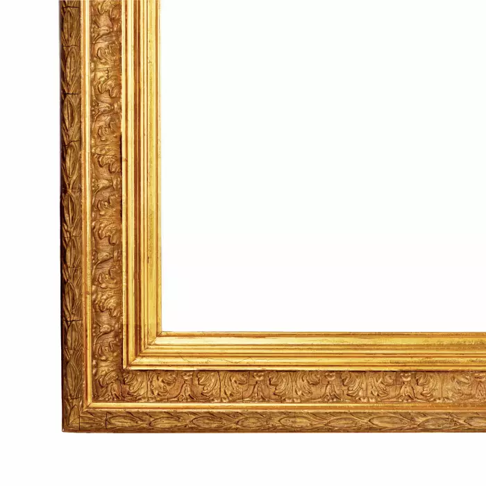 Cadre en bois dore au design classique. 20ième siècle. 