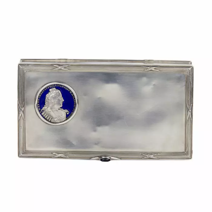 Coffret en argent neo-Empire de Lyubavina, avec le rouble d`Anna Ioannovna. Debut du 20ème siècle. 