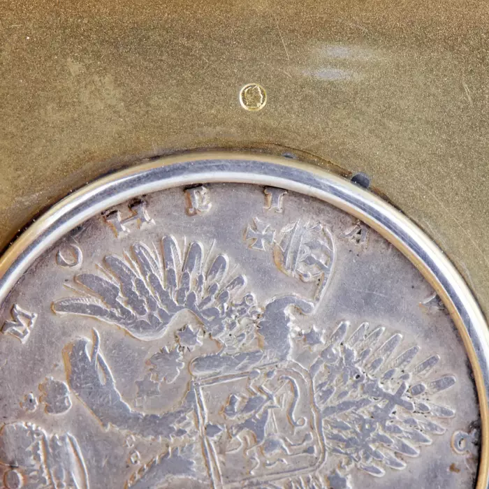 Coffret en argent neo-Empire de Lyubavina, avec le rouble d`Anna Ioannovna. Debut du 20ème siècle. 