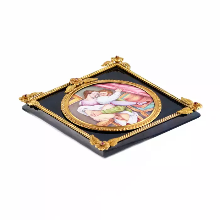 Miniature erotique en email dans un cadre dore, sur une plaque d`agate teintee. 19ème siècle. 