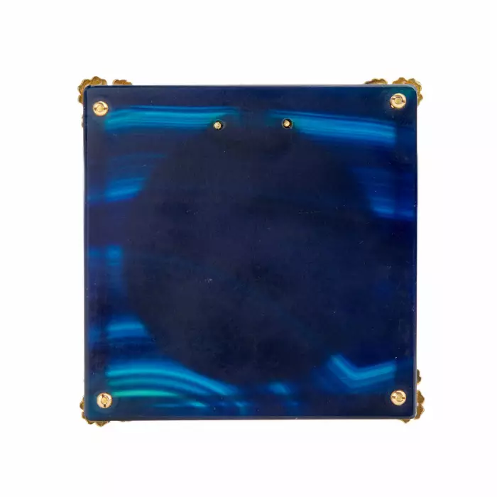Miniature erotique en email dans un cadre dore, sur une plaque d`agate teintee. 19ème siècle. 