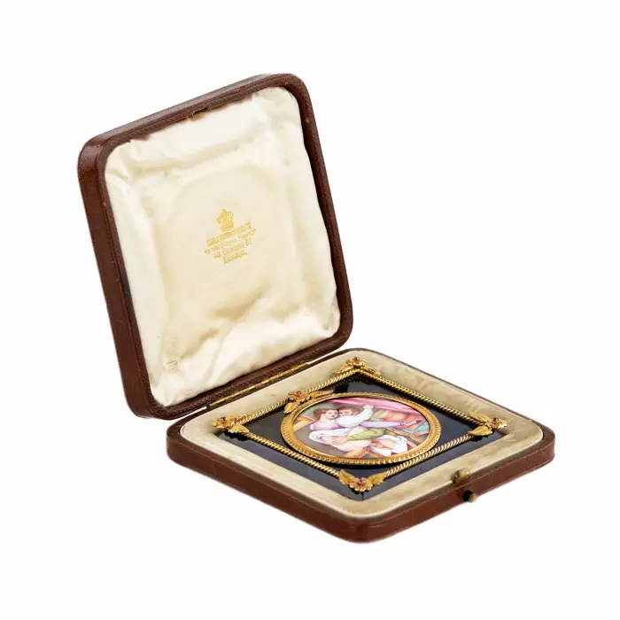 Miniature erotique en email dans un cadre dore, sur une plaque d`agate teintee. 19ème siècle. 