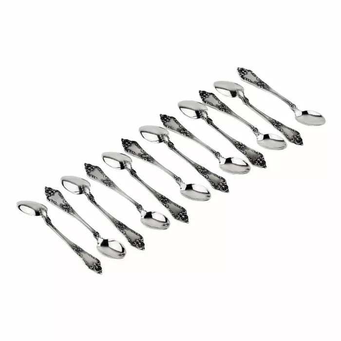 Un ensemble de cuillères à cafe en argent. 