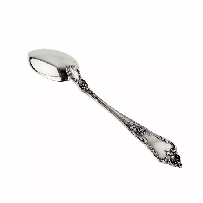 Un ensemble de cuillères à cafe en argent. 