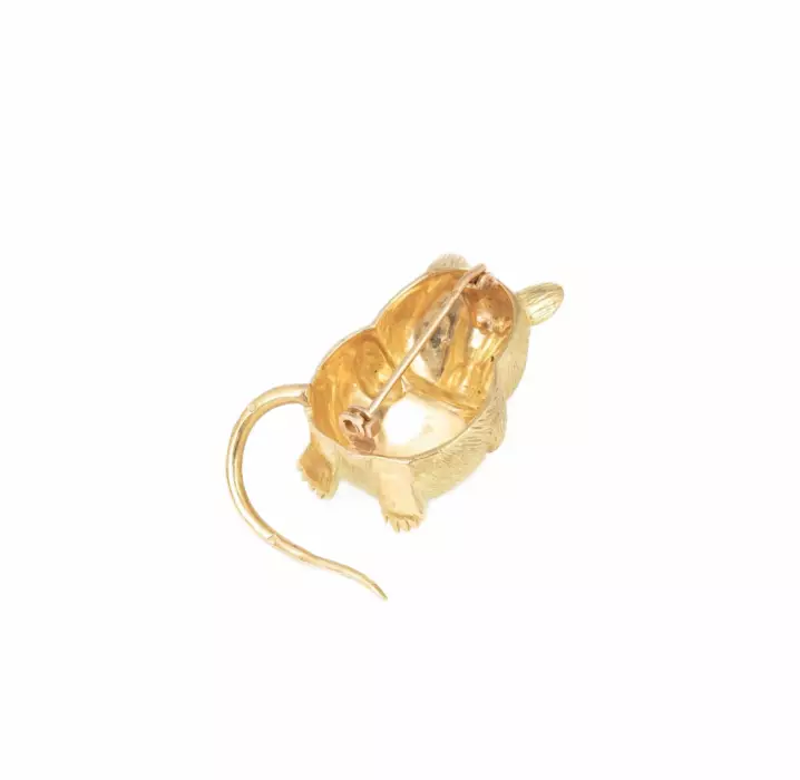 18K yellow gold brooch in the shape of a mouse holding a hazelnut.