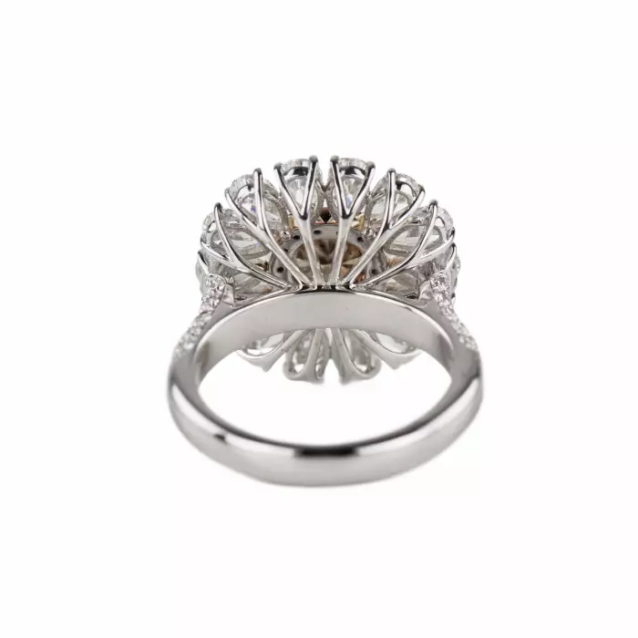 Bague en or blanc 18 carats avec diamants. Marbella.