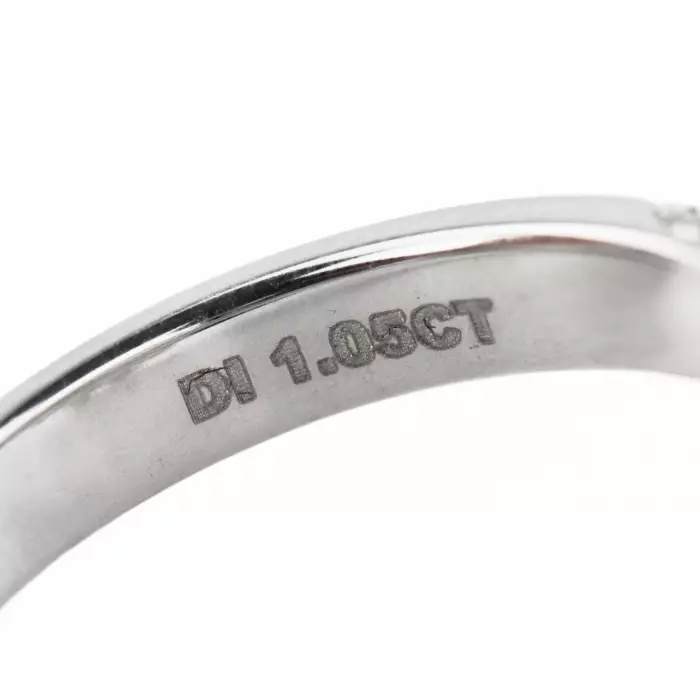 Bague en or blanc 18 carats avec diamants. Marbella.