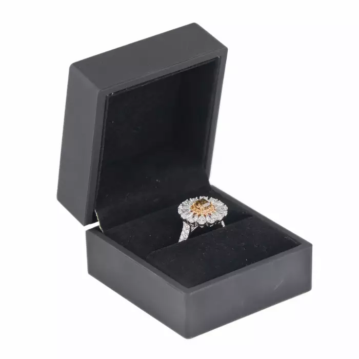 Bague en or blanc 18 carats avec diamants. Marbella.