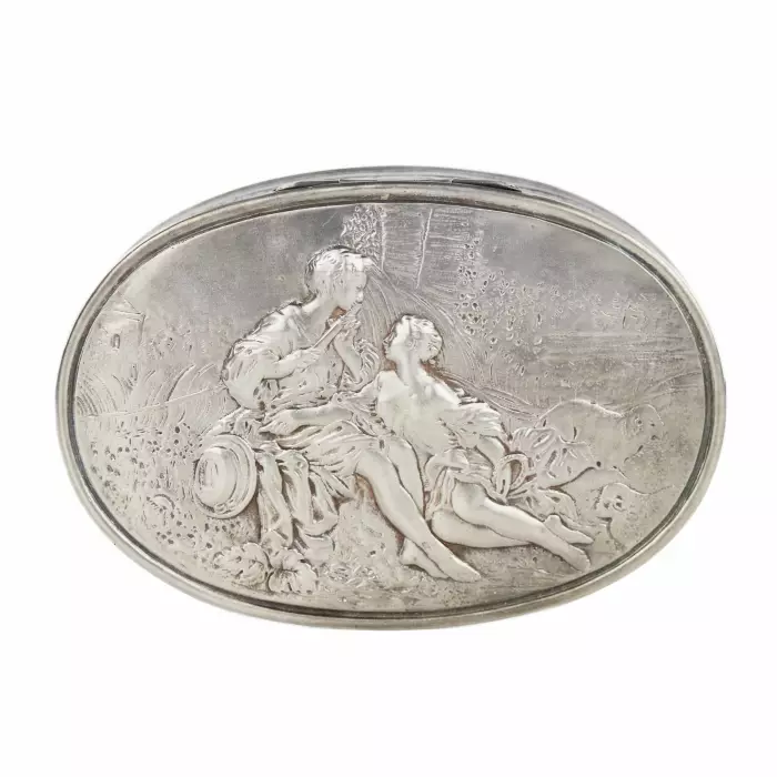 Boîte ovale en argent representant une scène allegorique. France.19ème siècle. 