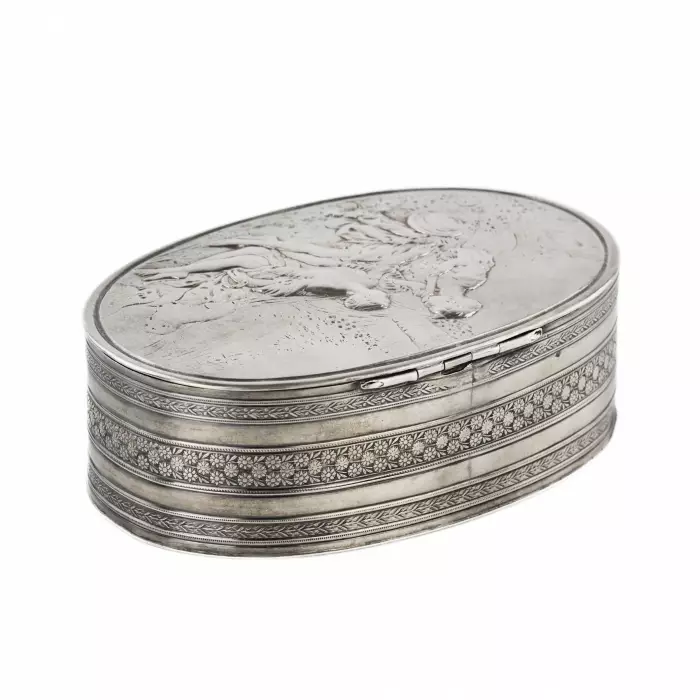 Boîte ovale en argent representant une scène allegorique. France.19ème siècle. 